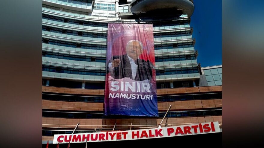 CHP Genel Merkezi’ne ‘Sınır Namustur’ afişi