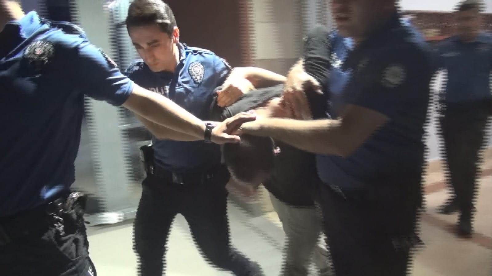 Annesini rehin aldı, evde ne varsa sokağa fırlattı