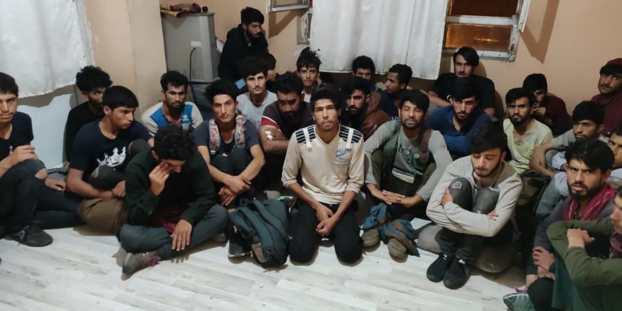 Van'da iki dairede 78 kaçak göçmen yakalandı
