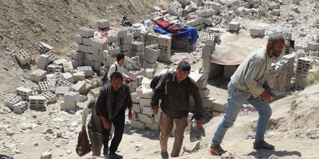 Organizatörlerin yaptığı barakadan saklanan Afganlar: Yakınlarımız yaşıyor mu bilmiyoruz