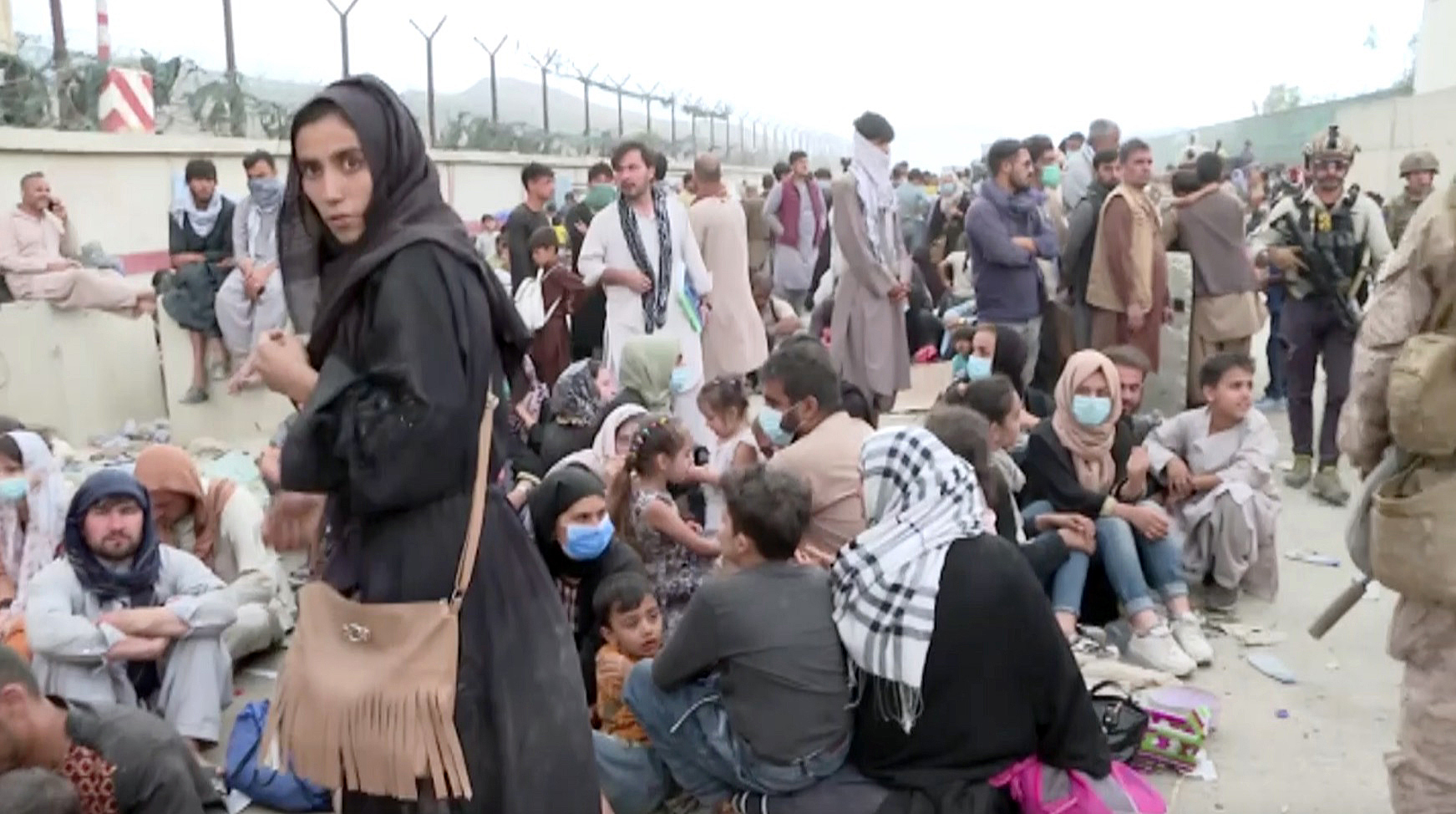 Kabil'de binlerce Afgan, 'umut yolculuğuna' çıkmayı bekliyor