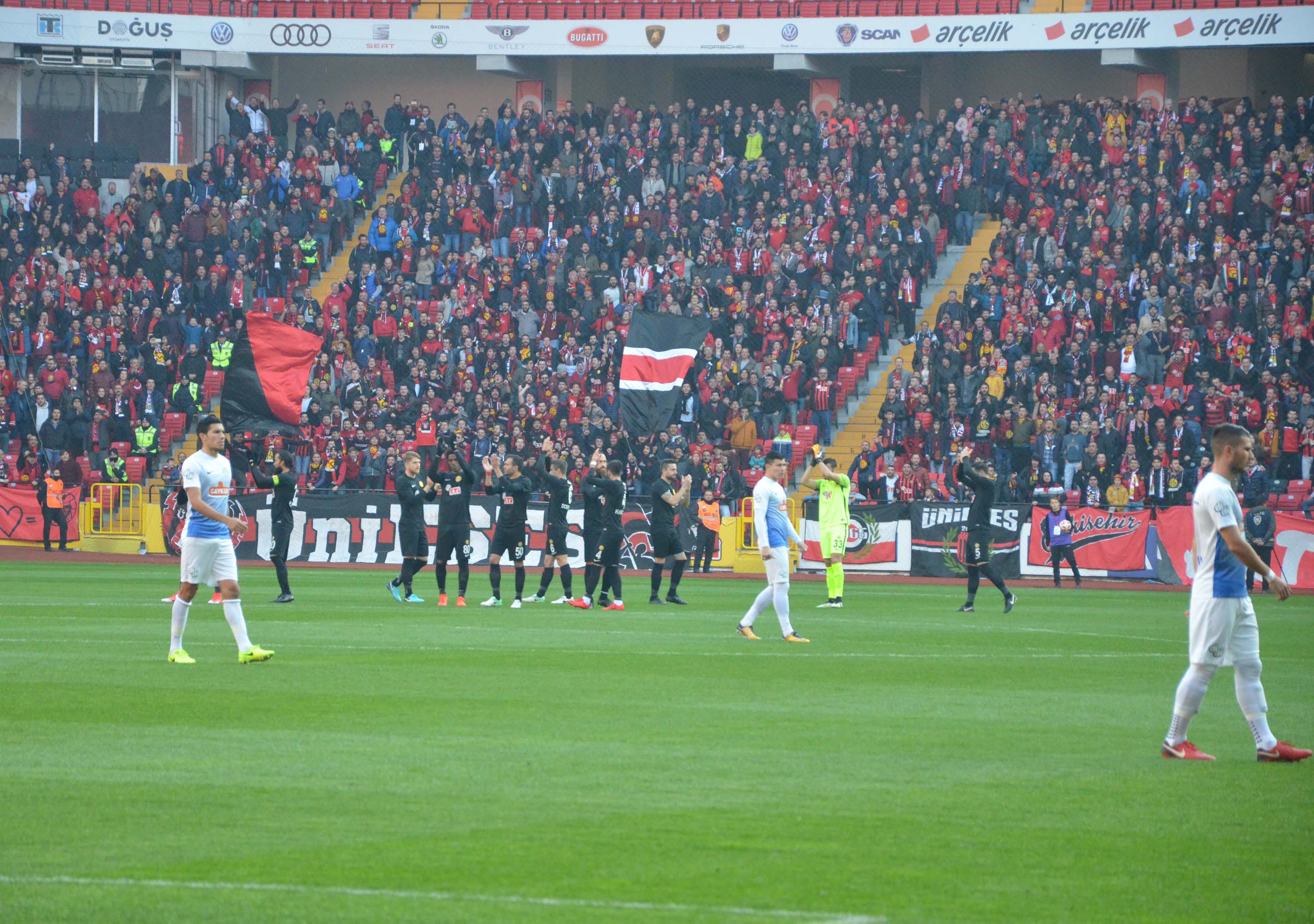 Eskişehirsporlu futbolculardan 1 dakikalık protesto