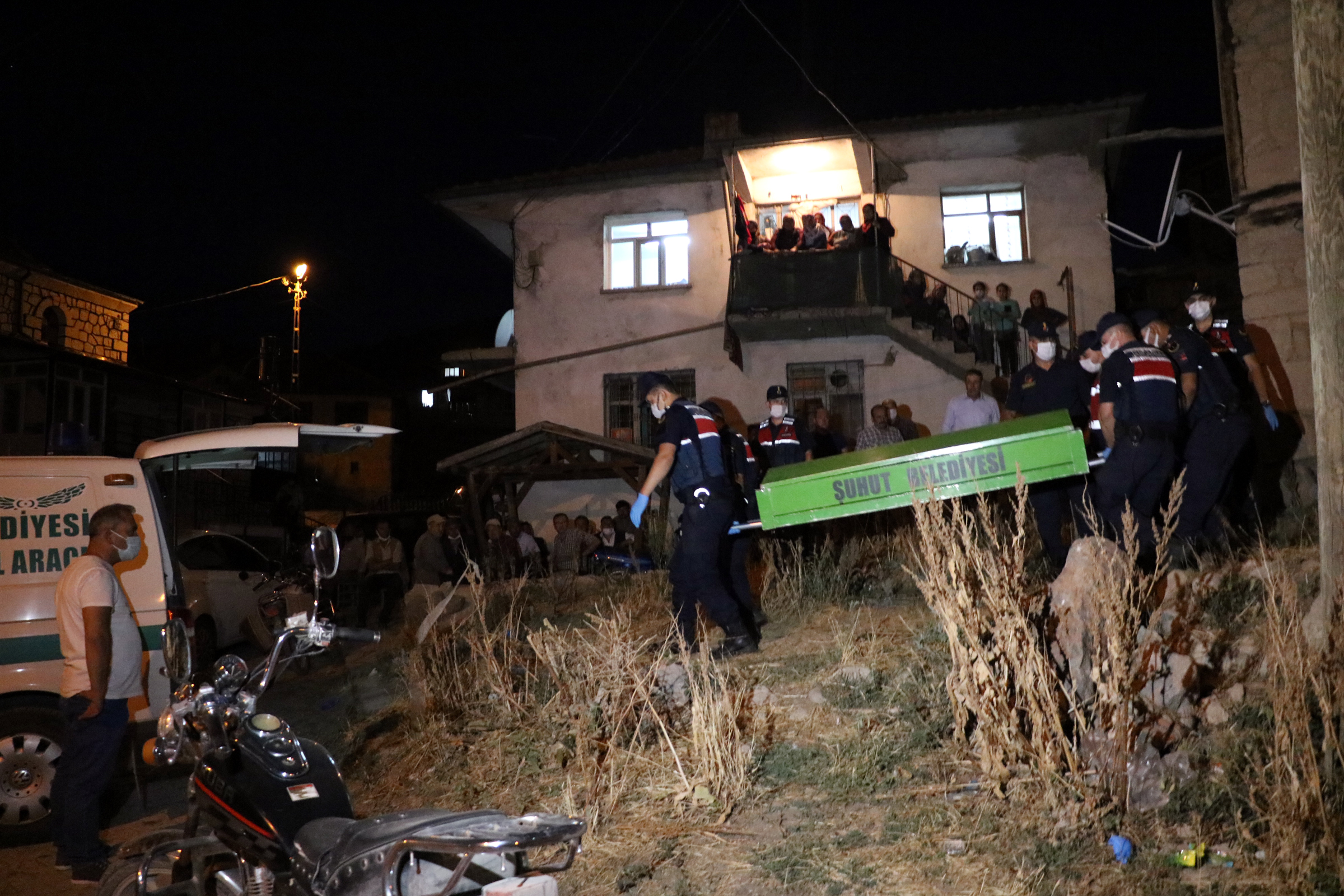 Eşiyle oğlunu öldürdükten sonra intihar etti