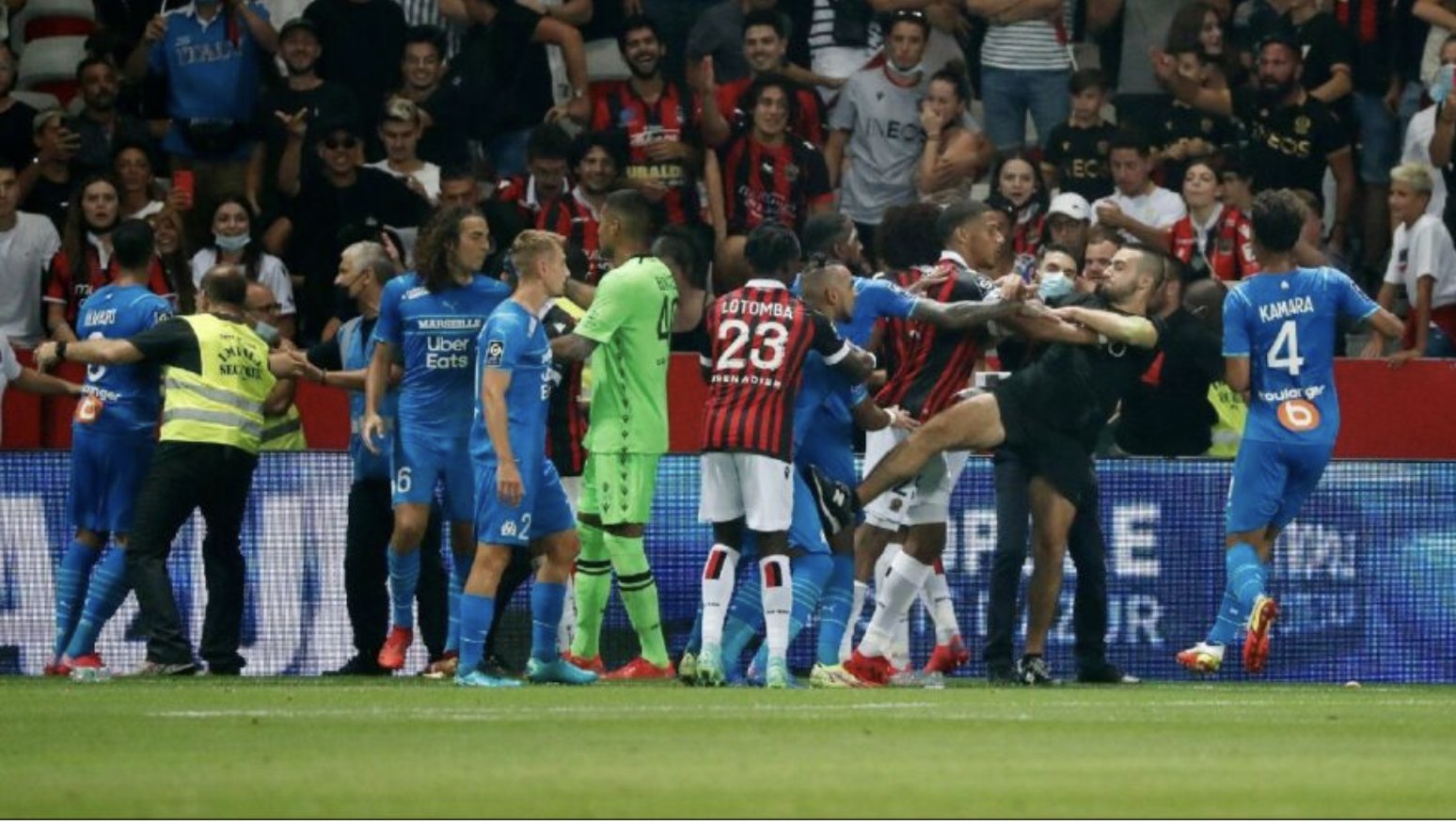 Nice - Marsilya maçında taraftarlar sahaya girdi, maç ertelendi