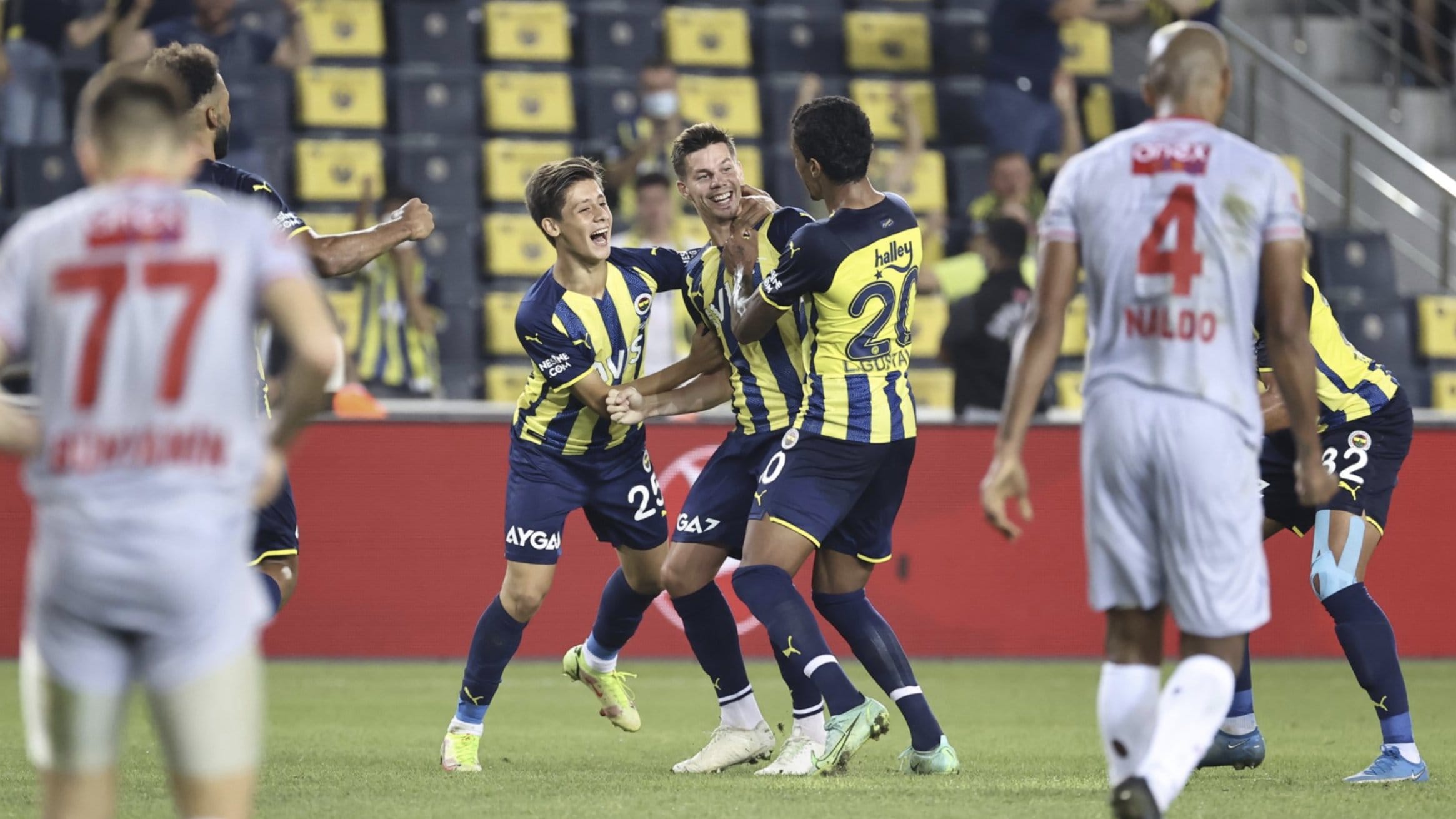 Fenerbahçe'nin genç yıldızı Arda Güler tarihe geçti