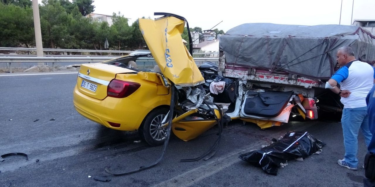 İzmir'de taksi TIR'a çarptı: 1 ölü, 2 ağır yaralı