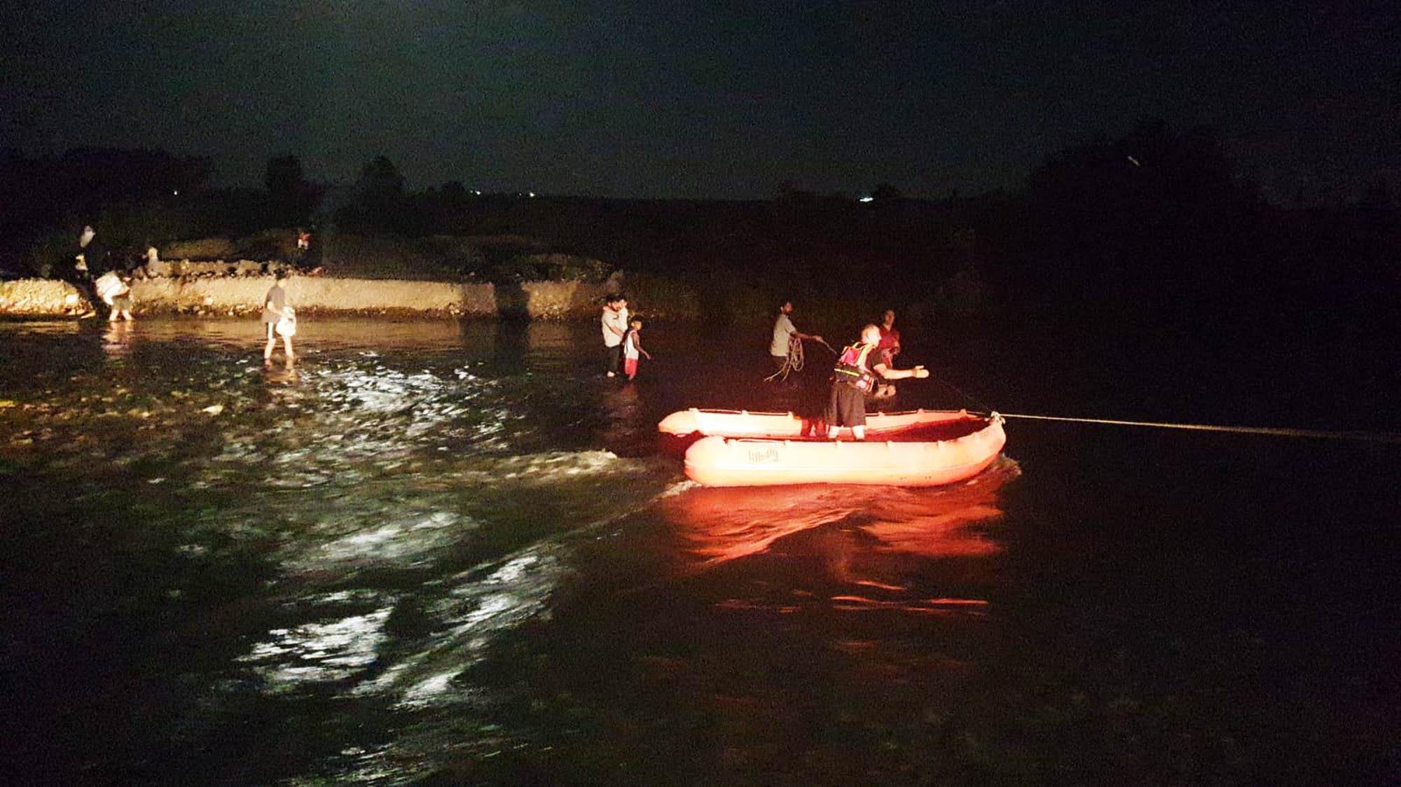 Dicle Nehri'ndeki adacıkta piknik: Sular yükselince mahsur kaldılar