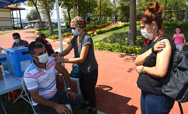 Avcılar sahilde aşı çadırı kuruldu