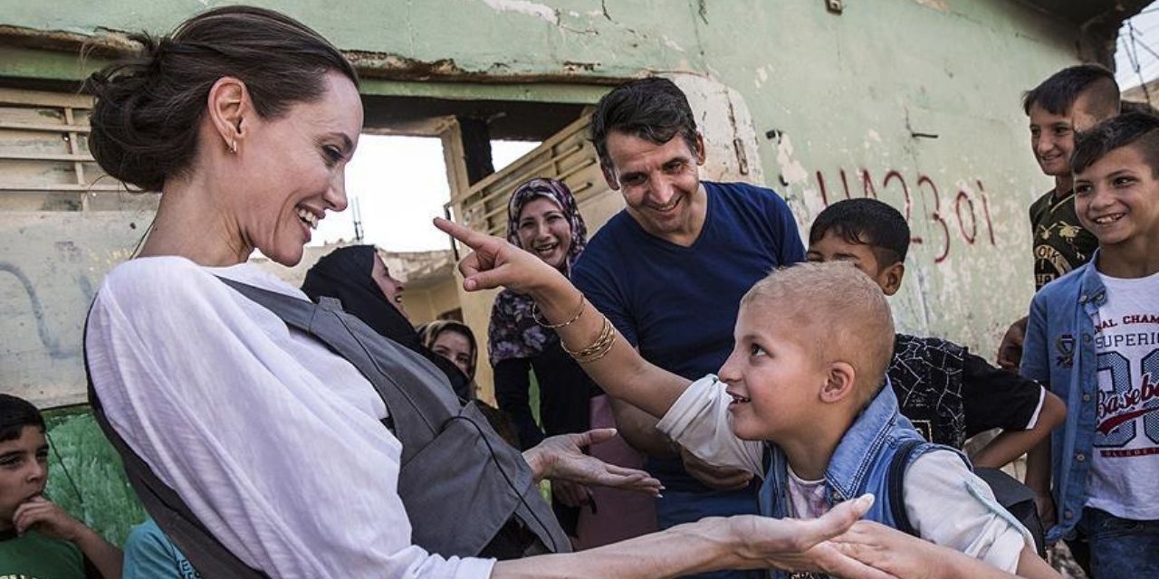 Angelina Jolie'den takipçi rekoru: Bir saatte 1.7 milyon