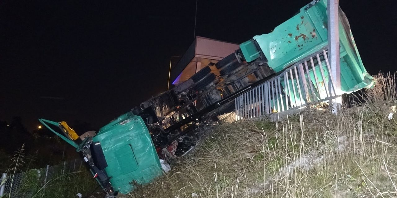 Damperi açık unutulan kamyon şarampole devrildi