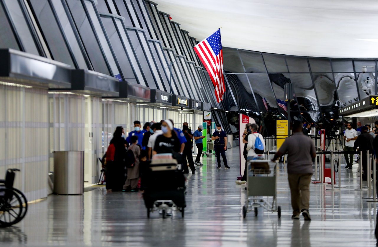 Tahliye edilen Afganlar Dulles Havalimanı'na götürülüyor
