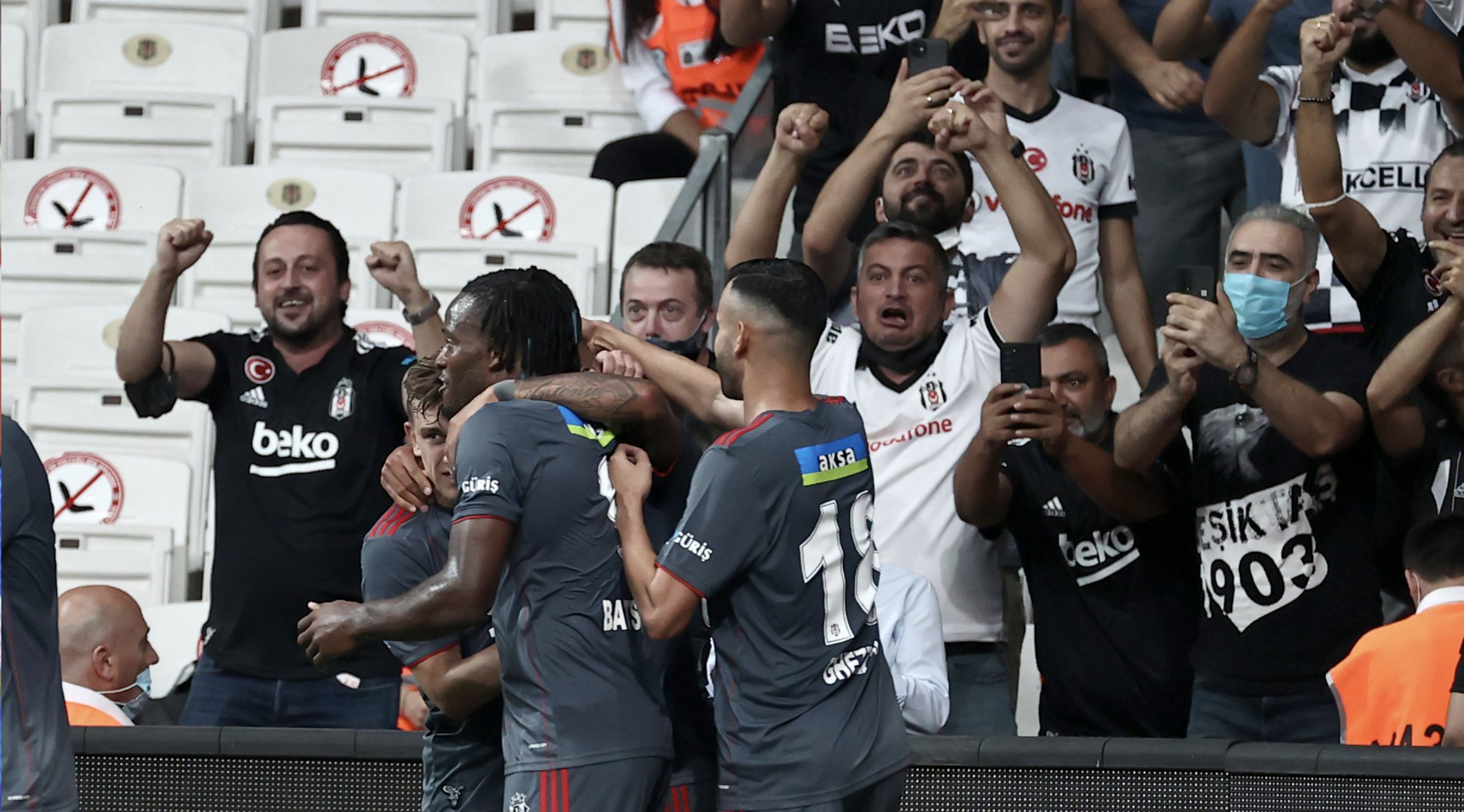 Beşiktaş 10 kişi kaldığı maçta Teixeira ile güldü