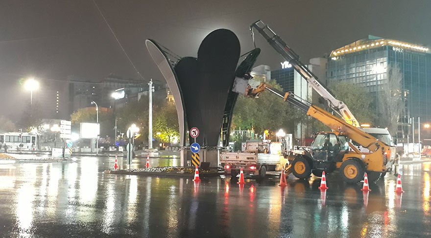 Melih Gökçek'in yaptırdığı Kızılay Meydanı’ndaki lale heykeli kaldırıldı