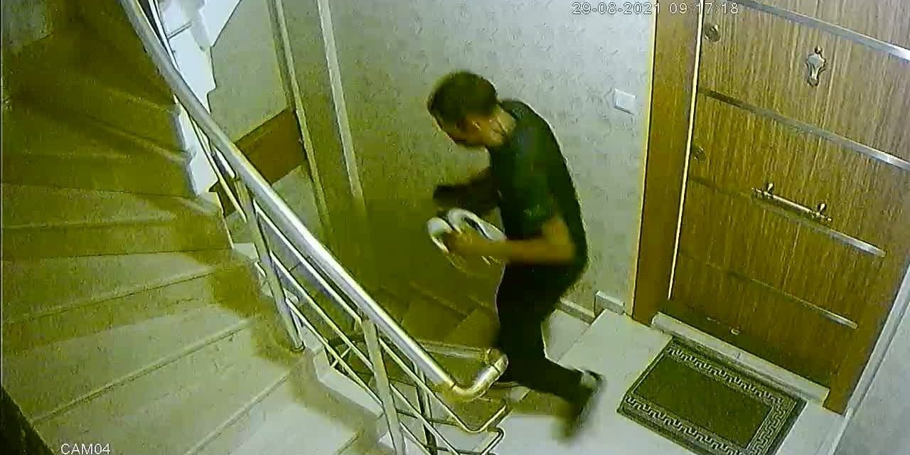Sultangazi'de ayakkabı hırsızlığı kamerada