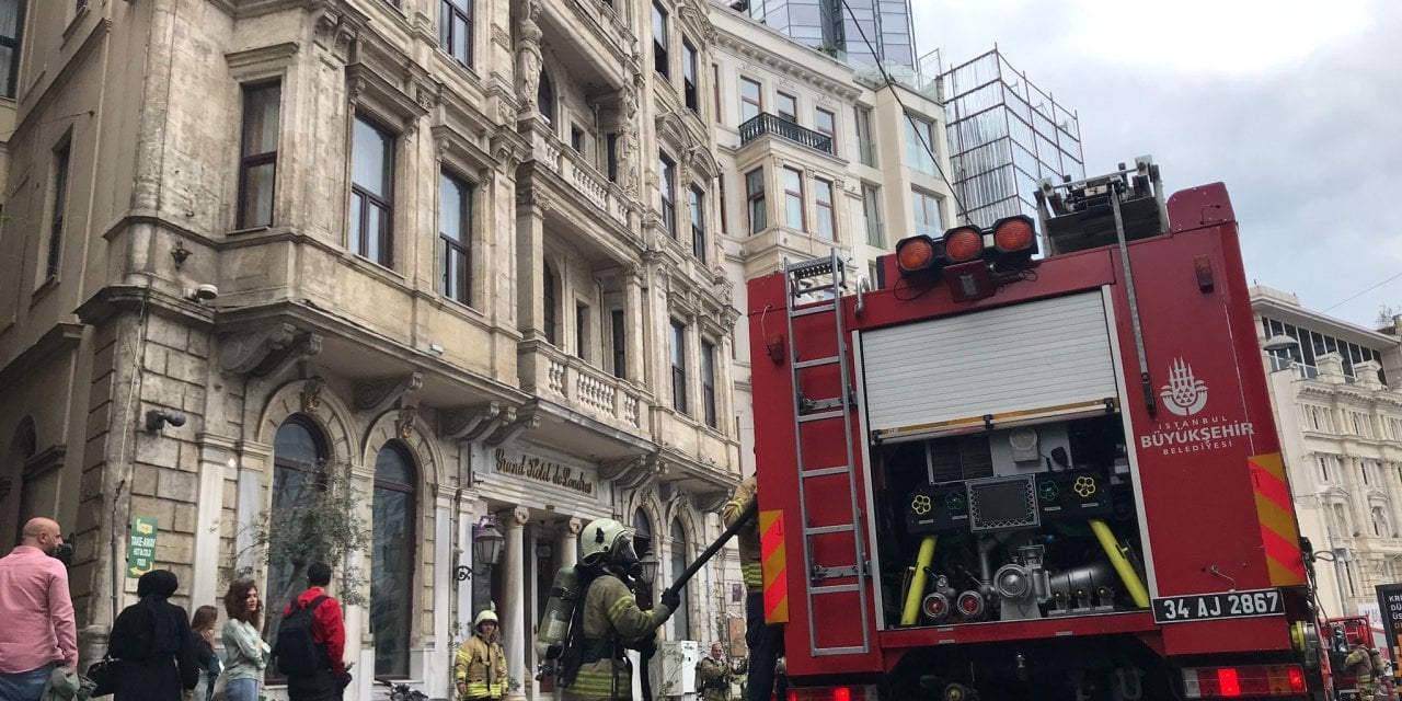 Beyoğlu'nda tarihi otelde yangın