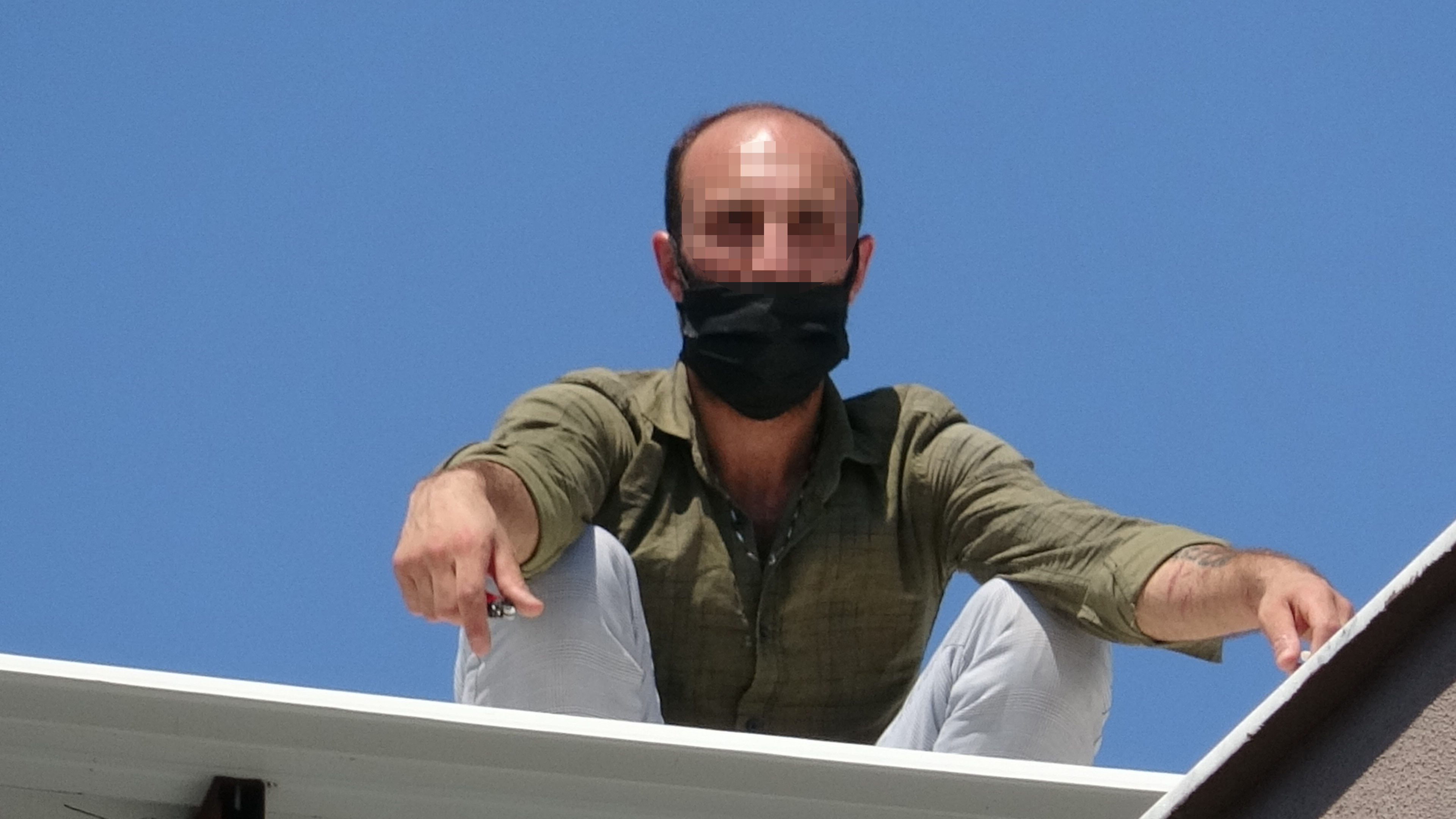 Anne karantinada, baba çatıda, çocuklar sokakta