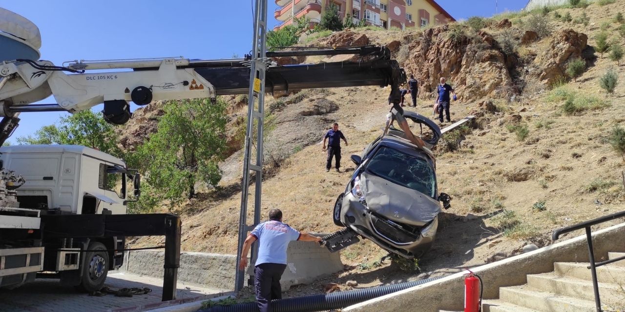 Geri manevra yapan otomobil 20 metre boyunca takla attı: 1 ölü