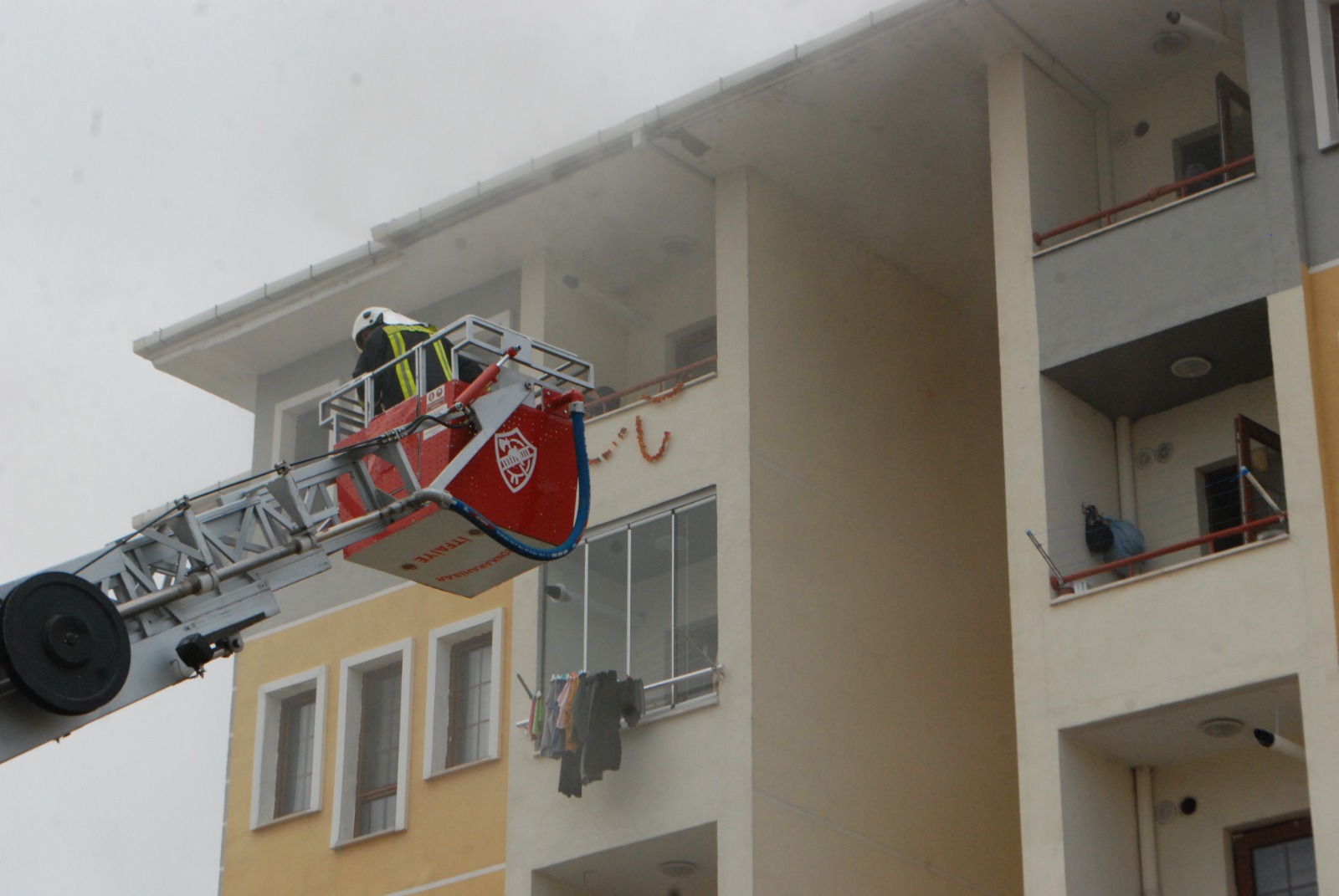 Yangında anne, çocuğunu korumak için 5. kattan attı