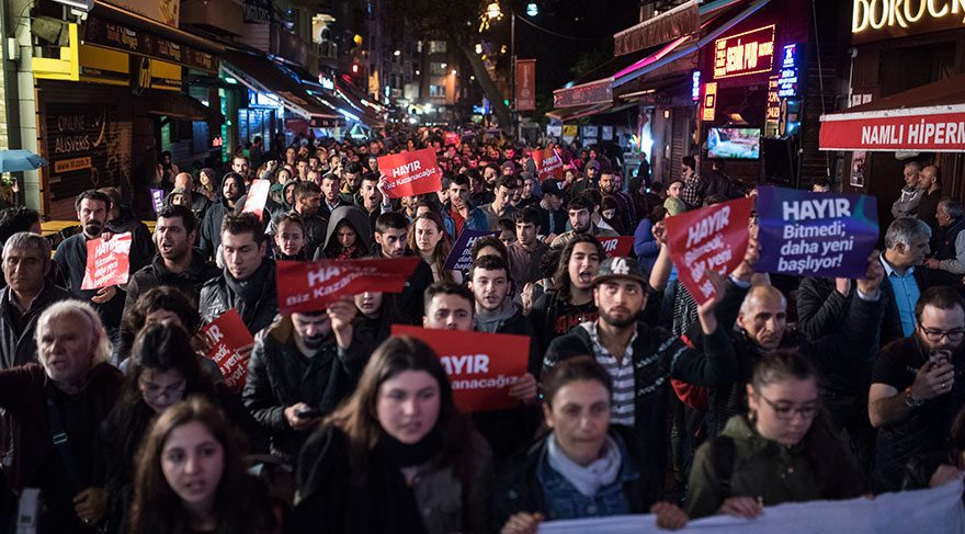 Türkiye’nin dört bir yanında referandum sonuçları protesto edildi