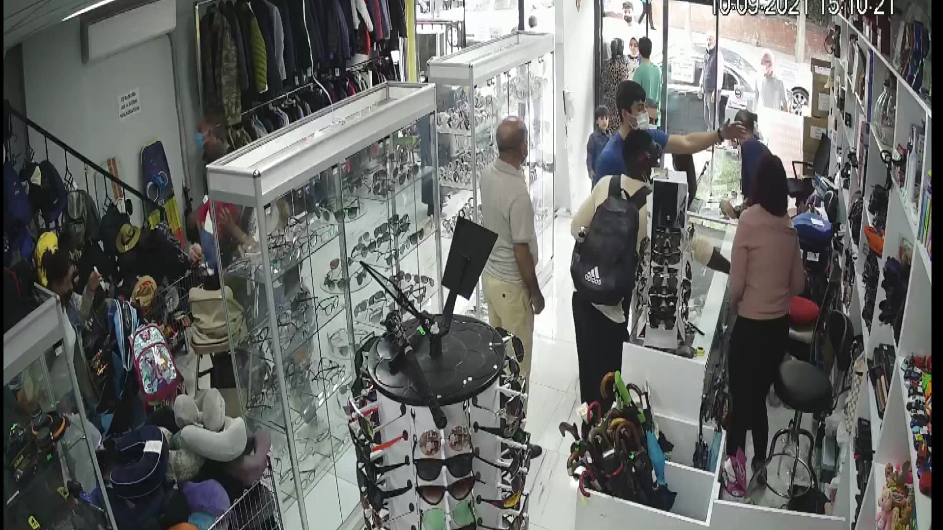 İndirim yapmadı diye çalışan kadının üzerine çay döktü