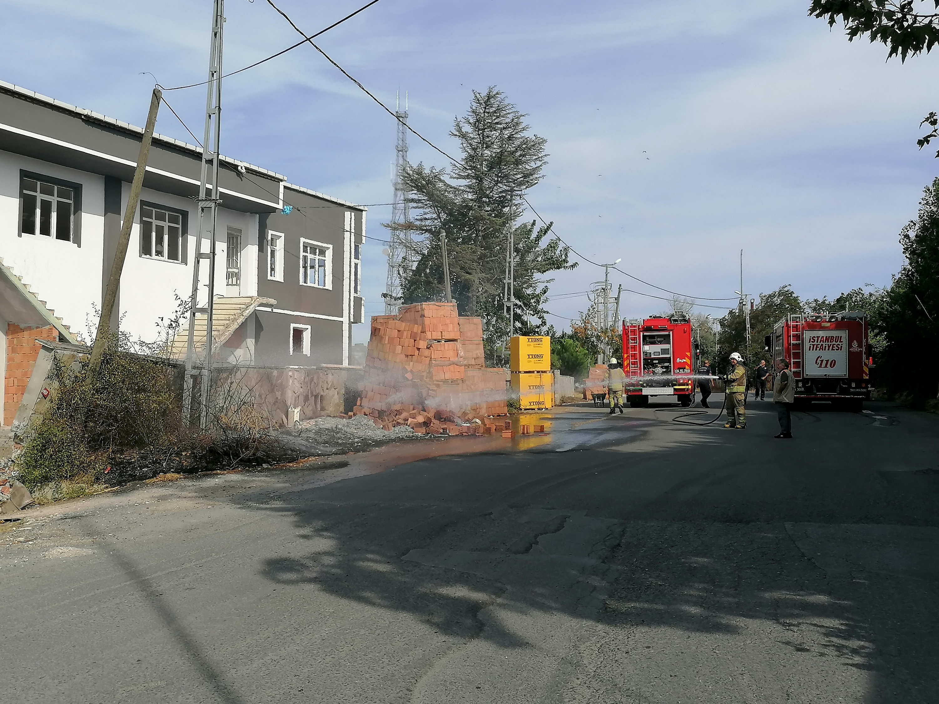 Doğalgaz kutusu alev alev yandı