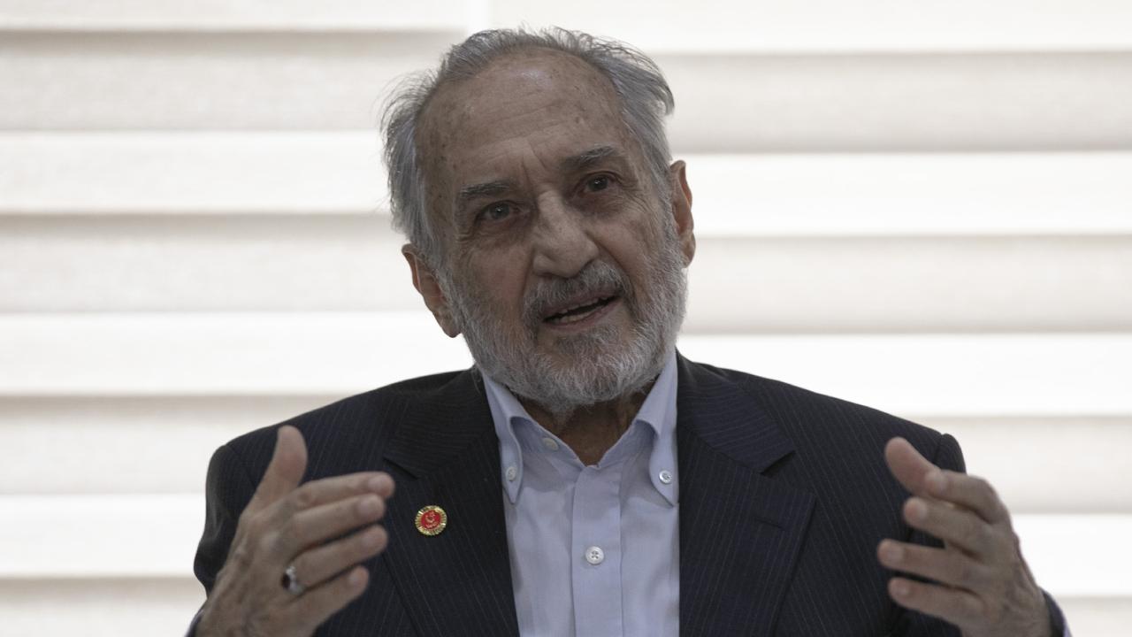 Saadet Partisi lideri Karamollaoğlu, Asiltürk'ü hastanede ziyaret etti