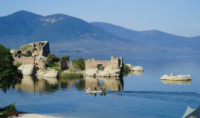 Gölleri kurtarmak için harekete geçildi: Su takviyesi ve şişme bent operasyonu