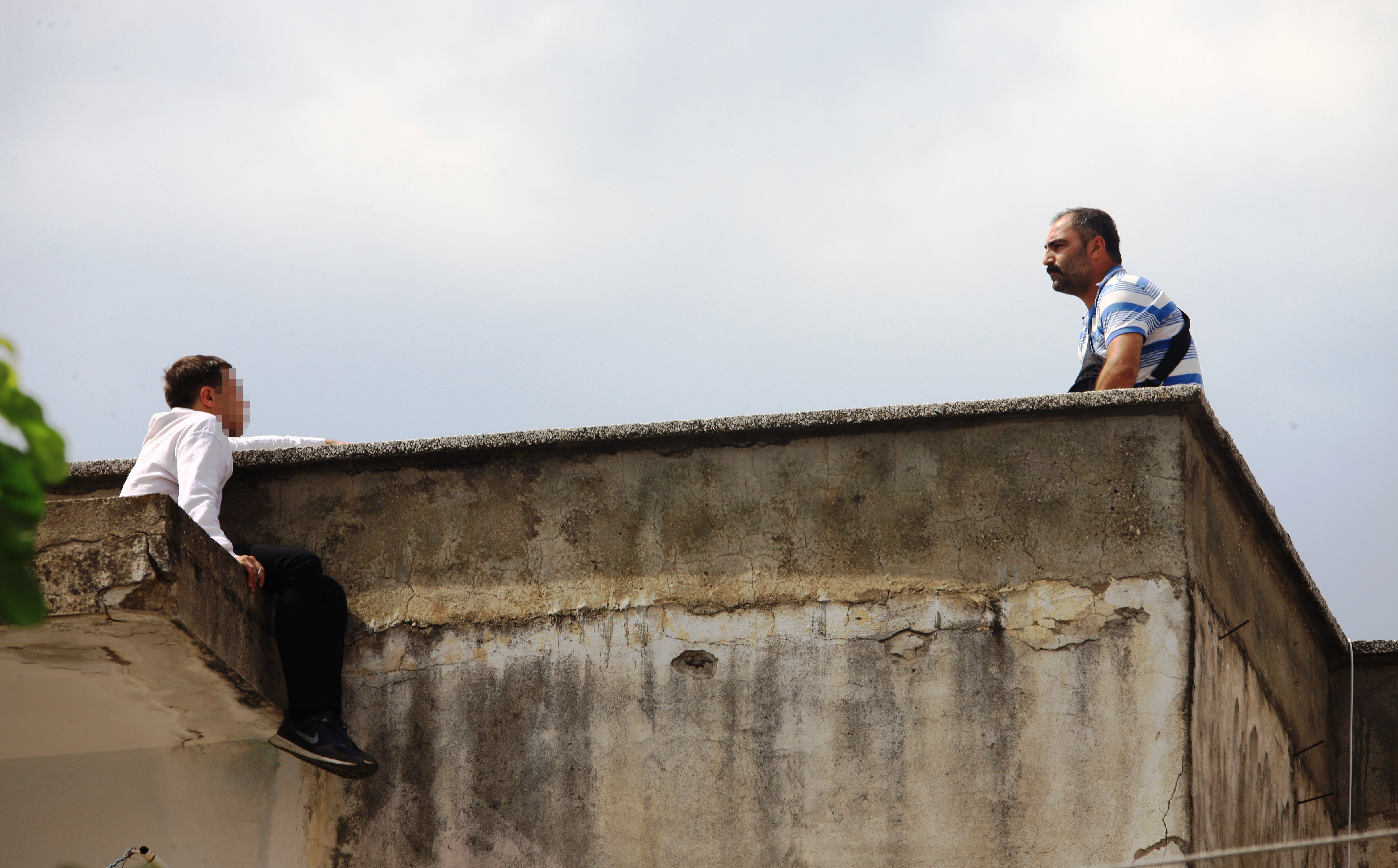 İntihar için çatıya çıktı, polis çay ikram ederken yakaladı