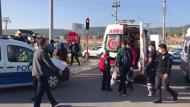 Tır ile öğrenci servisi çarpıştı: 4 kişi yaralandı