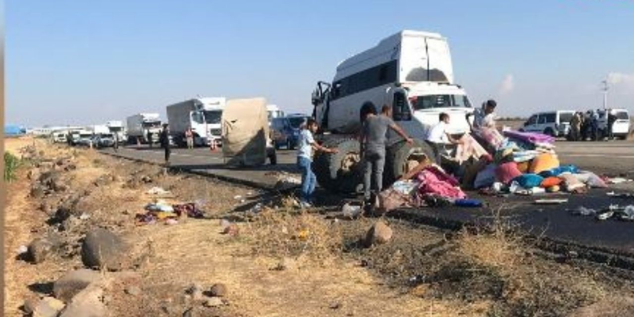 Diyarbakır'da TIR ile minibüs çarpıştı: 1 ölü, 19 yaralı
