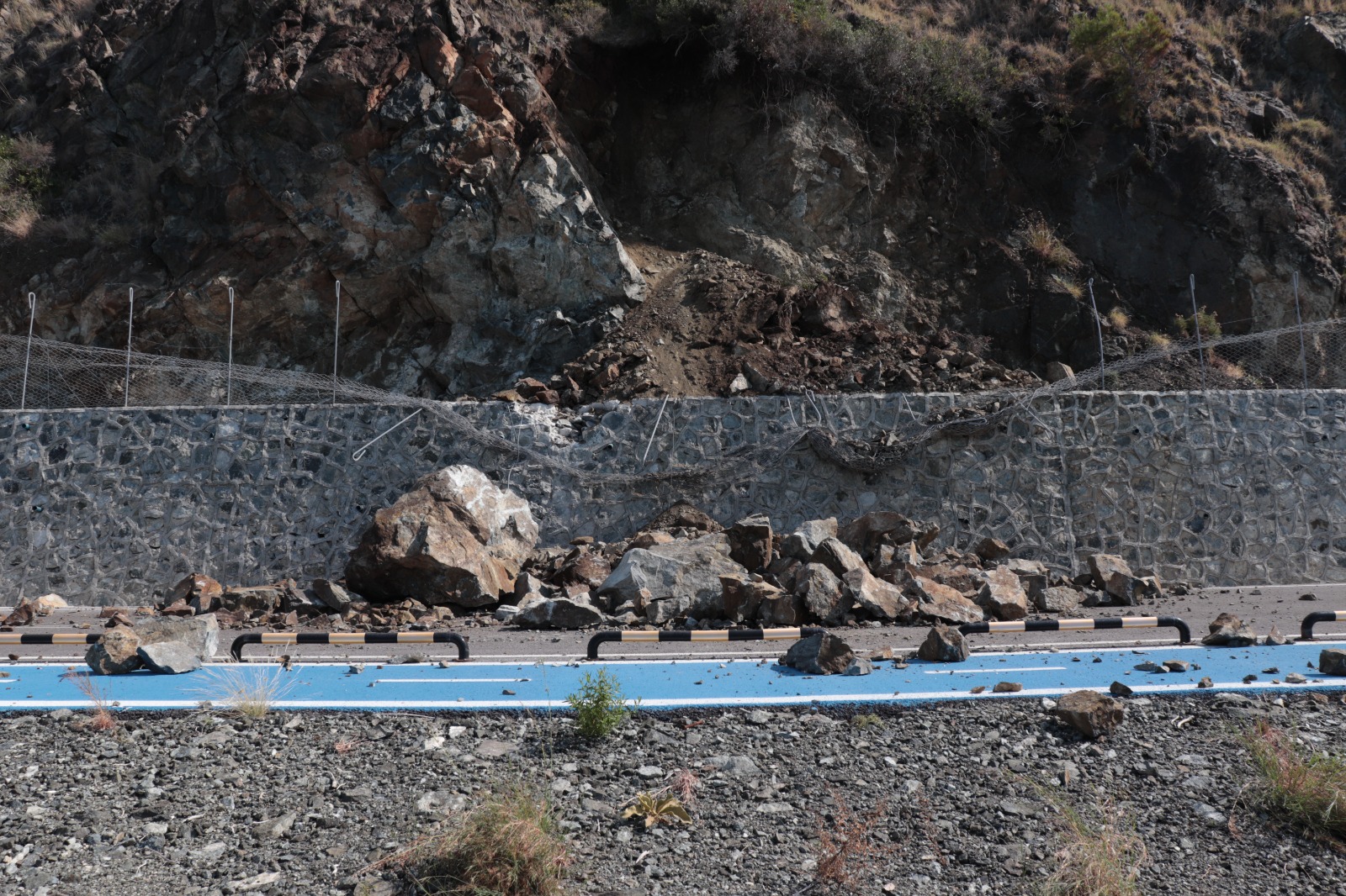 Hatay'da heyelan: Samandağ-Arsuz yolu trafiğe kapandı