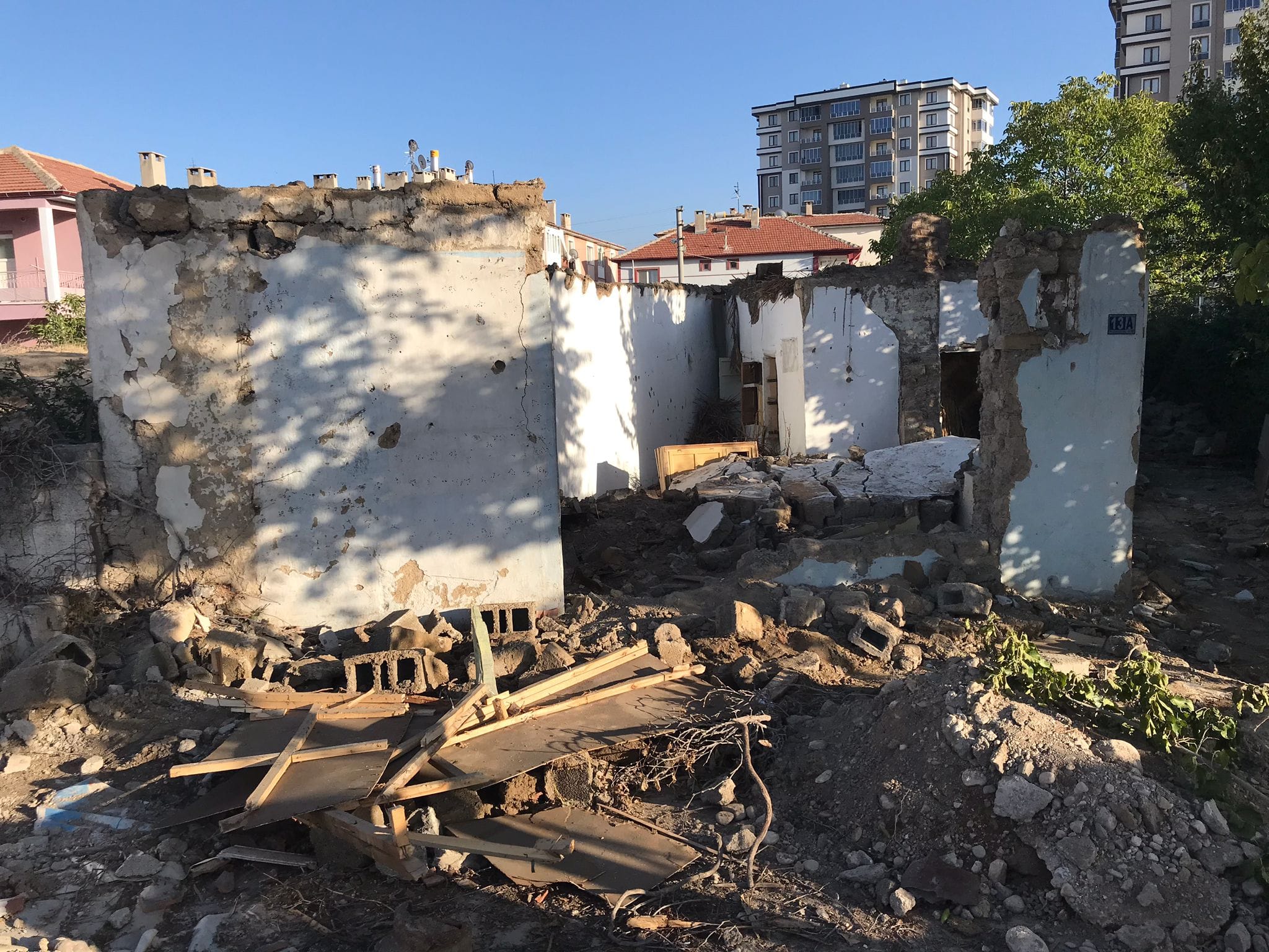 Metruk bina çöktü: 1 yaralı