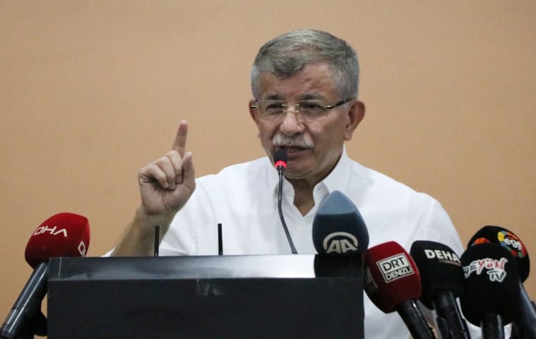 Davutoğlu'ndan Bahçeli'ye: 'Amed Asurcadır. Biraz tarih okusun'