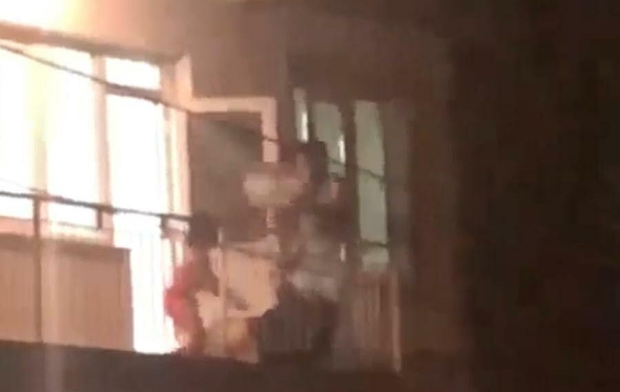 Kafasına tabureyle vurdu: Çocuklarının gözü önünde eşini darbetti