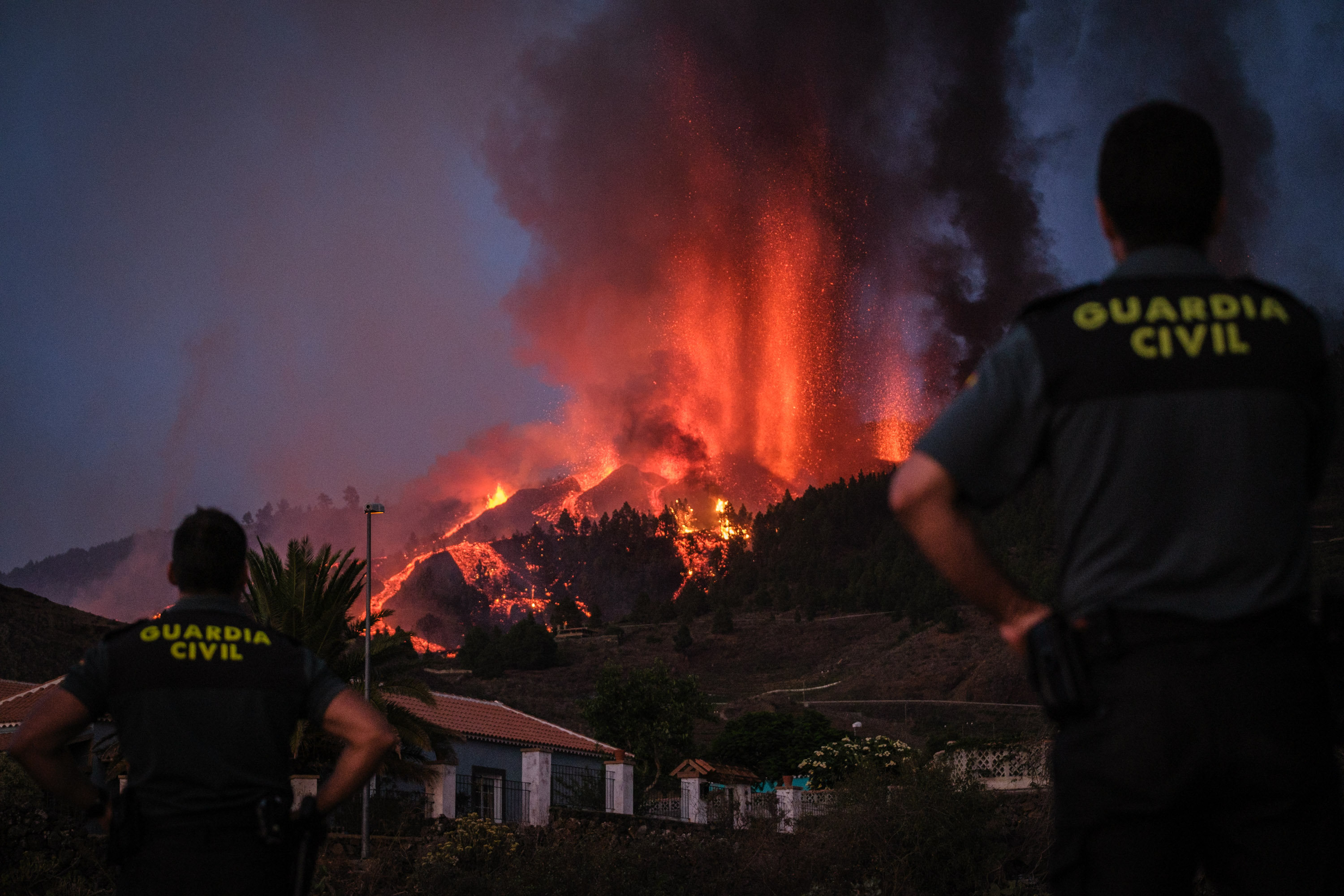 Kanarya Adaları'nda yanardağ faaliyete geçti: 5 bin kişi tahliye ediliyor