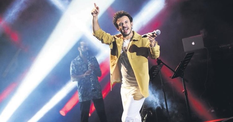 Buray'ın sazı sahneden çalındı