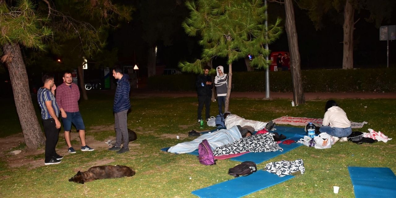 İzmir'de üniversite öğrencileri parkta sabahladı