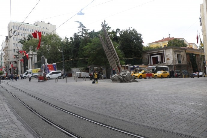 Galatasaray Meydanı'ndaki barikatlar 160 hafta sonra kaldırıldı