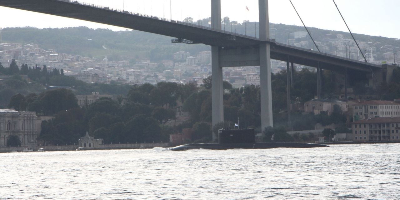 Rus denizaltı İstanbul Boğazı'ndan geçti