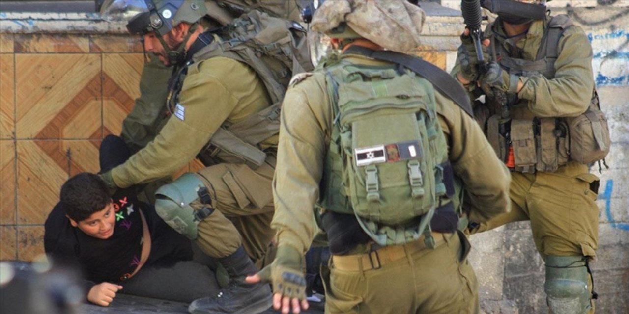 İsrail askerlerinden Filistinli çocuğa vahşi gözaltı