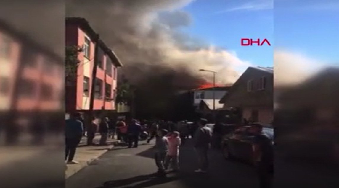 Sultanbeyli'de evin çatısında çıkan yangın söndürüldü