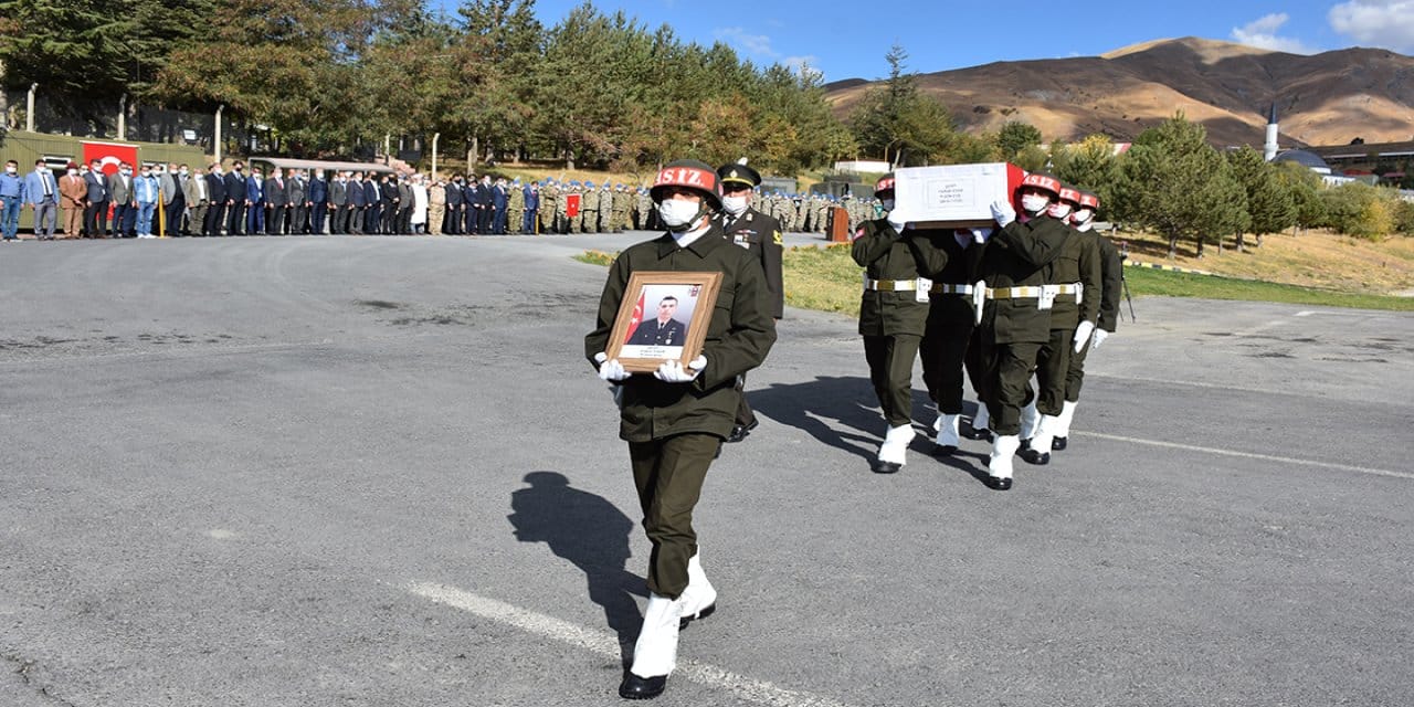 Şehit uzman çavuş Faruk Eser için Hakkari'de tören düzenlendi