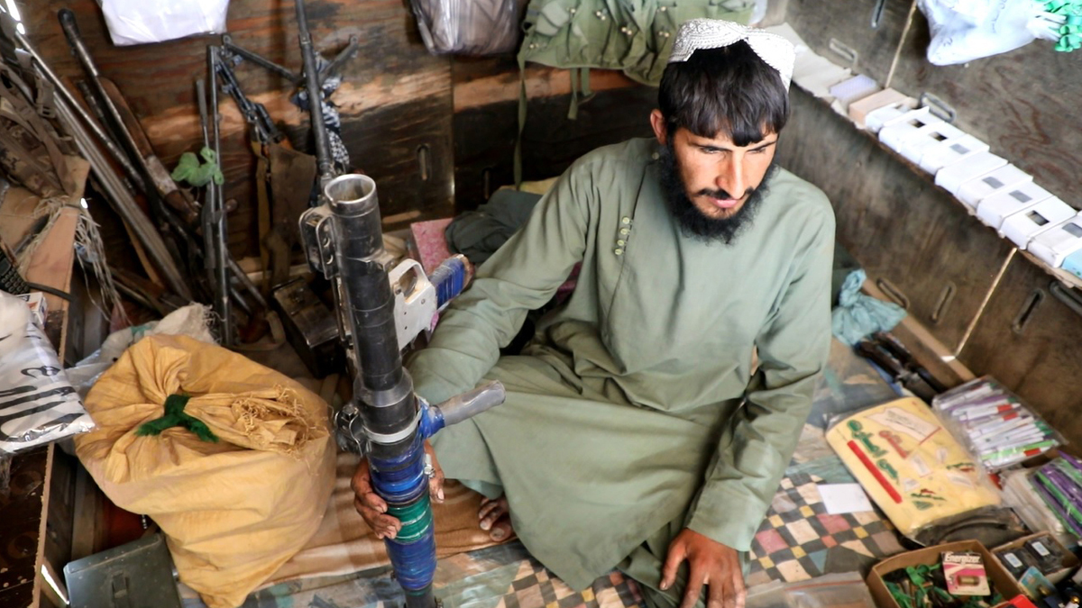 Taliban'ın kalesinde silah dükkanları kapanıyor