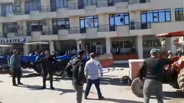 Samsun köylüsünden arazi toplulaştırma tepkisi: Belediye binasını taşladılar