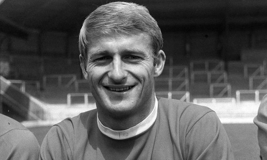 Efsane İngiliz futbolcu hayatını kaybetti