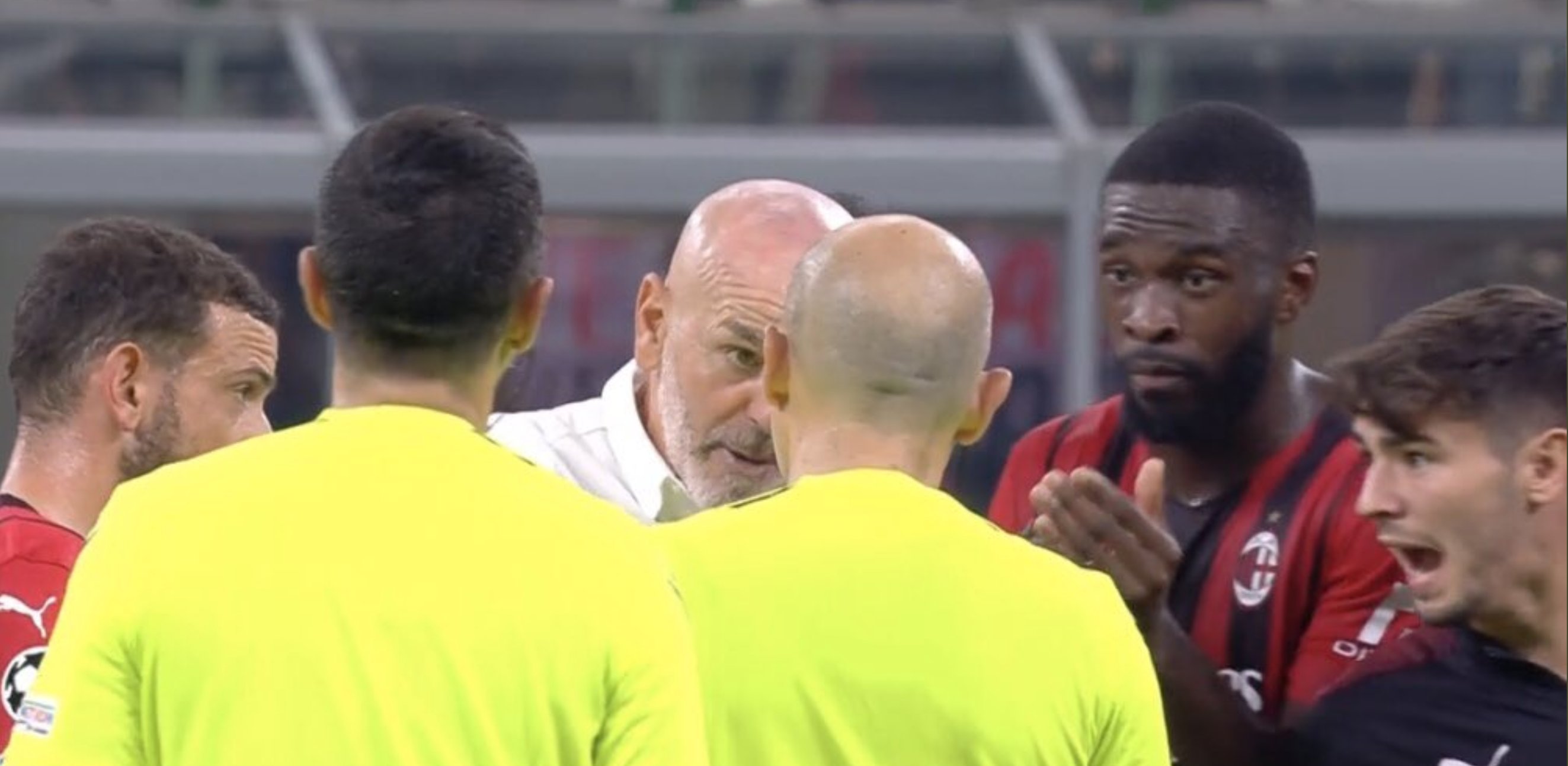 Cüneyt Çakır yönetti, 10 kişi kalan Milan yıkıldı