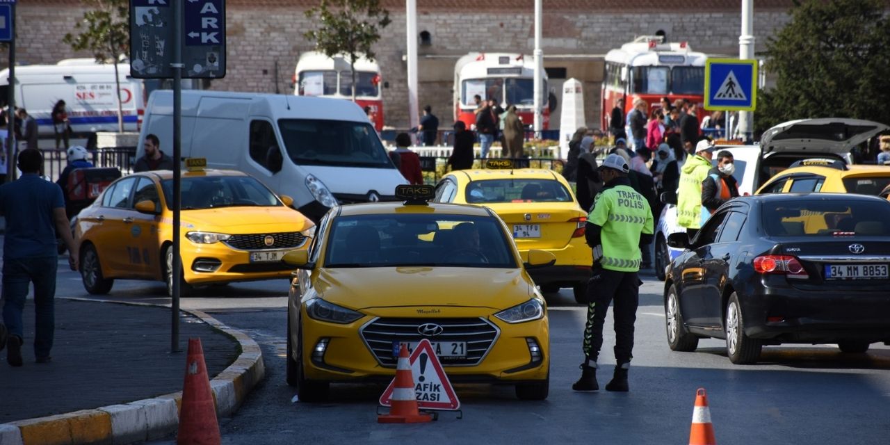 Taksici mesafeyi kısa buldu, yolcuyu almadan devam etti