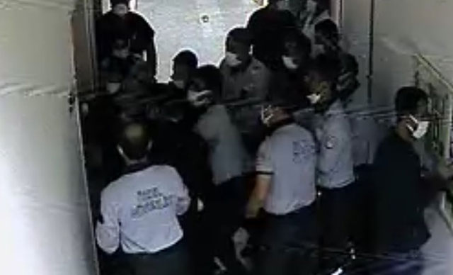 Ambulansla getirildiği hastanede 3 hemşireyi rehin aldı