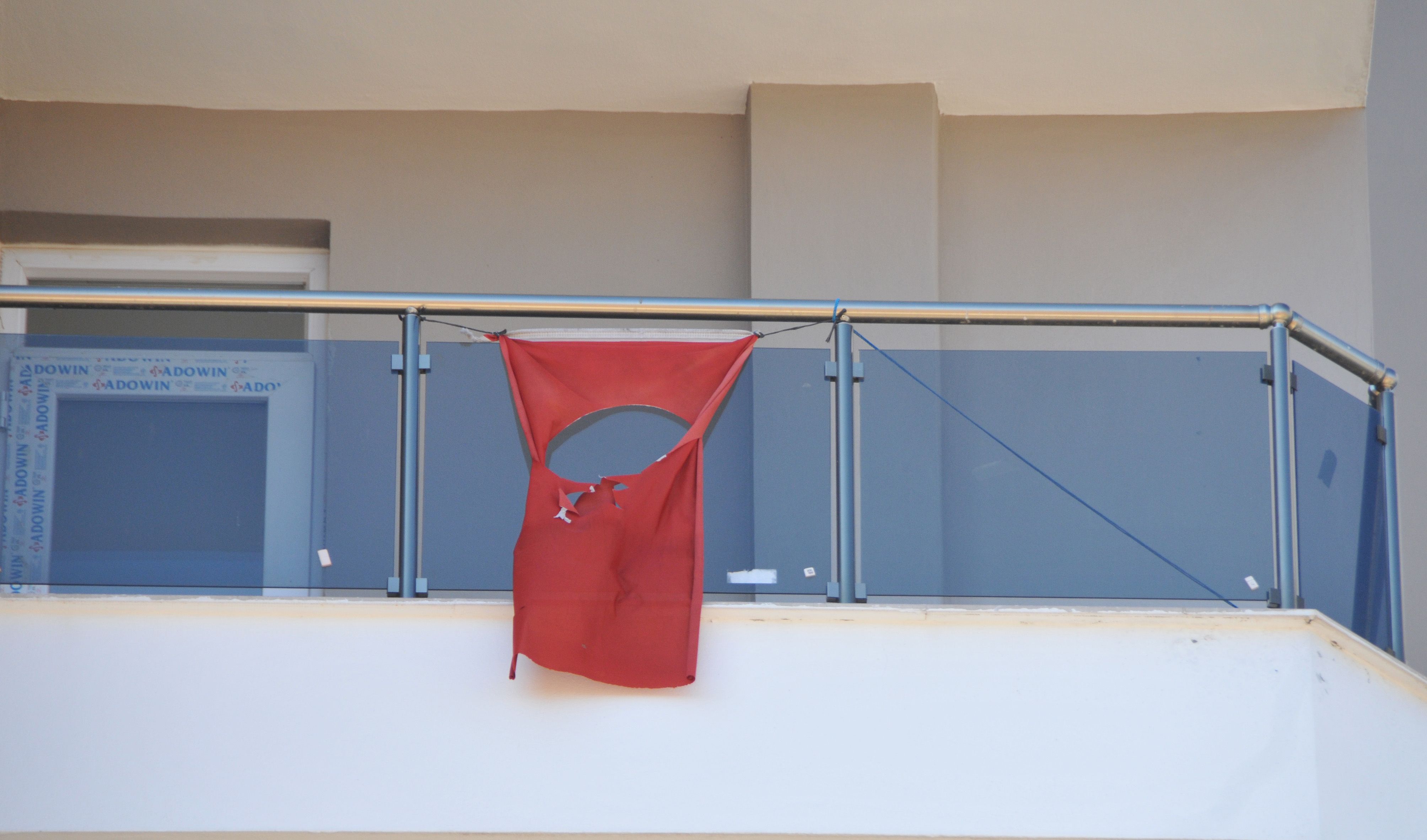 Ay ve yıldızı kesilen bayrağı itfaiye balkondan aldı