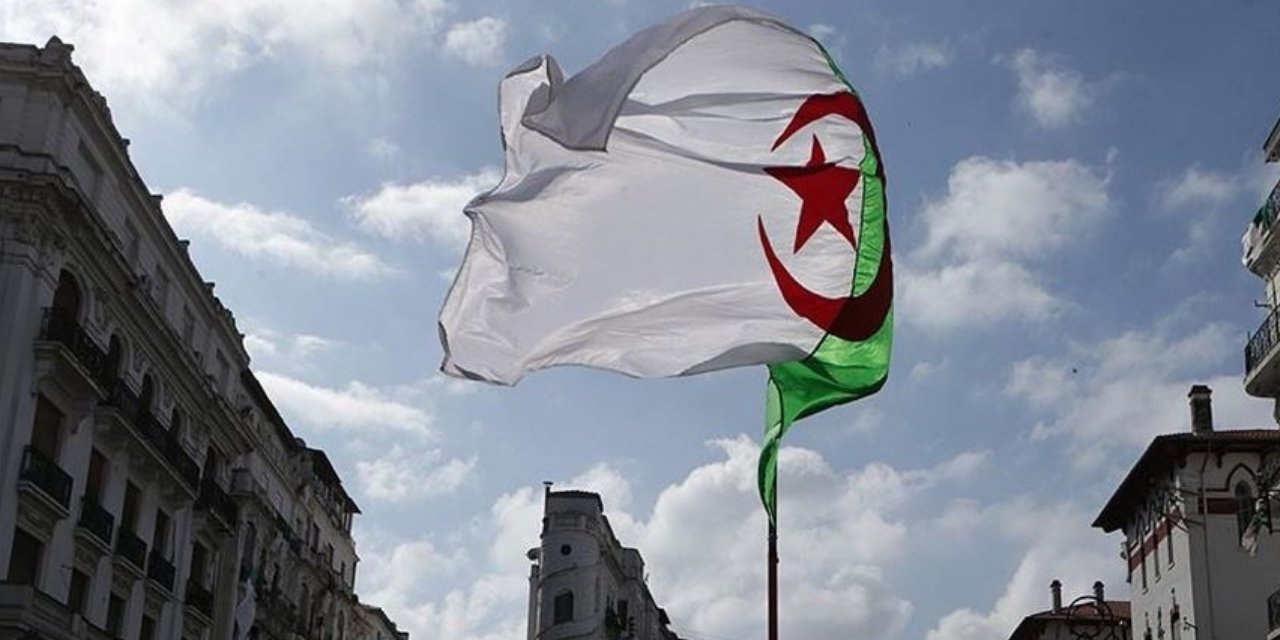 Cezayir'den Fransa'ya yeni hamle: Hava sahasını kapattı
